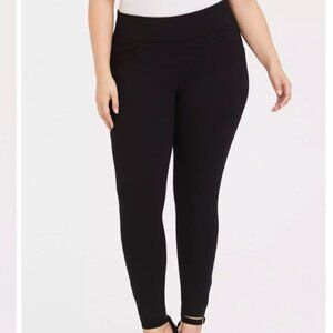 Torrid Brand NWT Women's size 5 (28) Studio Ponte Slim Fix Pixie Pant Black
